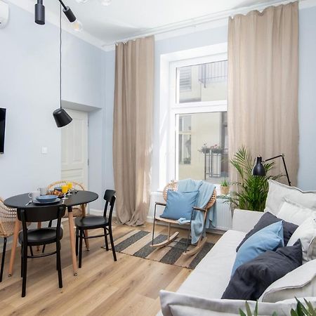 Barbacan Suites - Old Town Apartments - By Upstairs Краків Екстер'єр фото