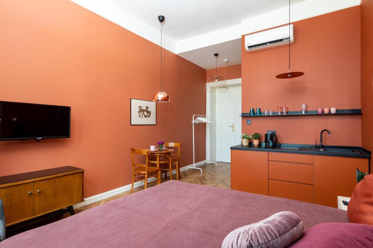 Barbacan Suites - Old Town Apartments - By Upstairs Краків Екстер'єр фото