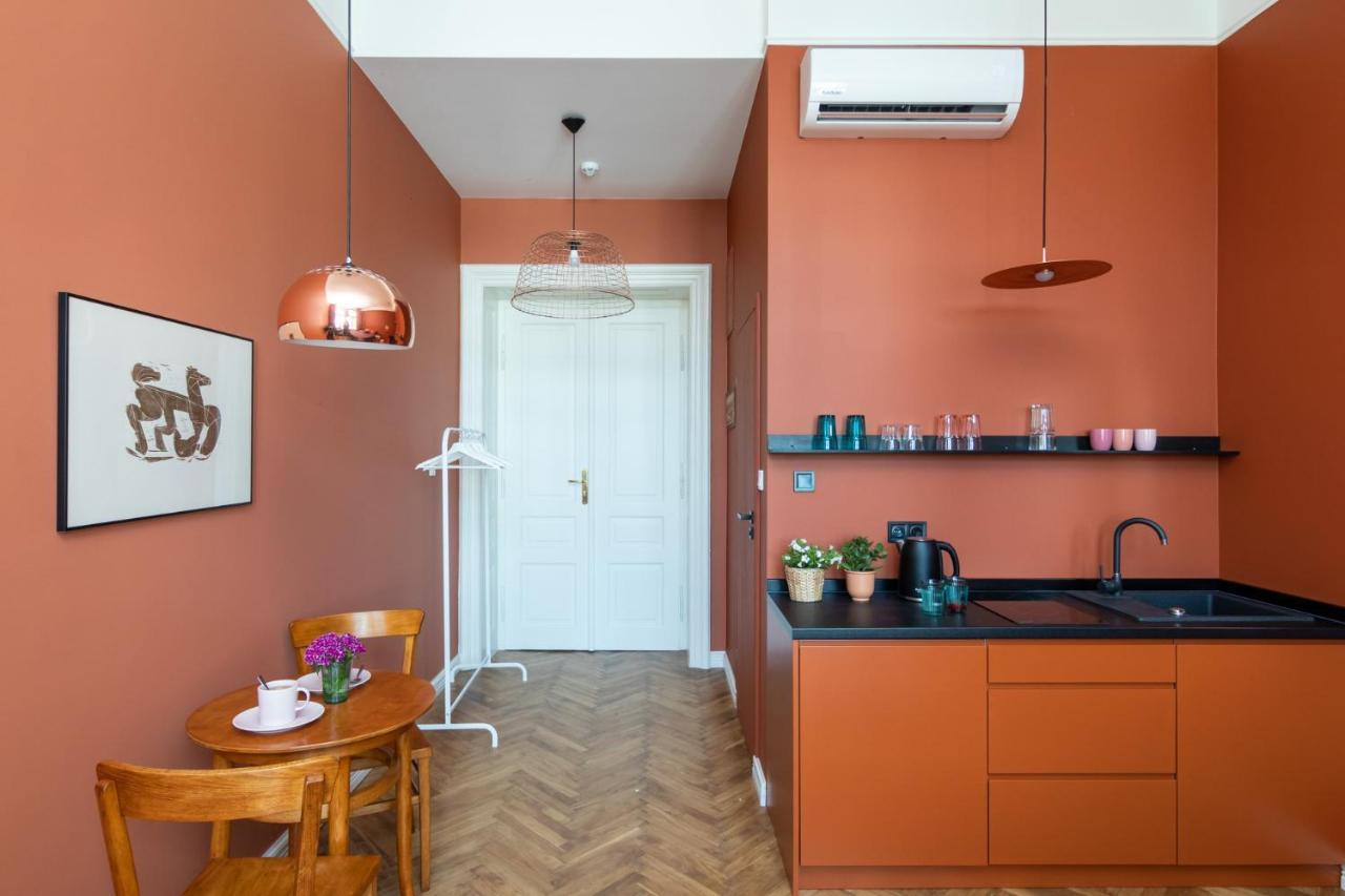 Barbacan Suites - Old Town Apartments - By Upstairs Краків Екстер'єр фото