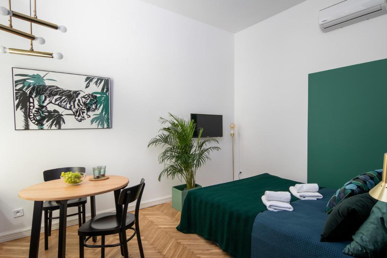 Barbacan Suites - Old Town Apartments - By Upstairs Краків Екстер'єр фото