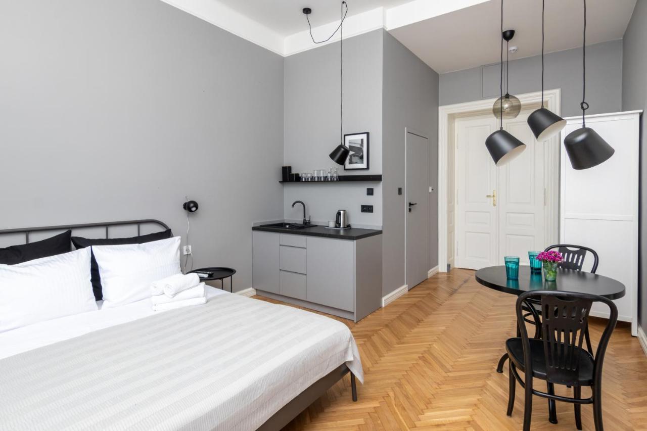 Barbacan Suites - Old Town Apartments - By Upstairs Краків Екстер'єр фото