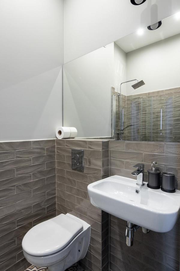Barbacan Suites - Old Town Apartments - By Upstairs Краків Екстер'єр фото