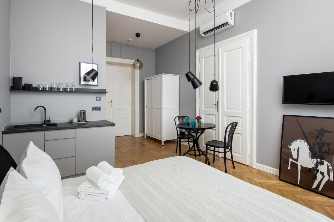 Barbacan Suites - Old Town Apartments - By Upstairs Краків Екстер'єр фото